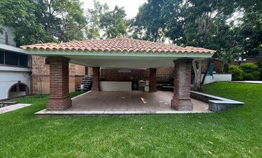 Casa en venta en Lomas de Cuernavaca de 1101 m2 con jardin, alberca, terraza, palapa y bungalows