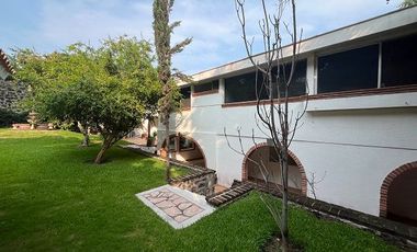 Casa en venta en Lomas de Cuernavaca de 1101 m2 con jardin, alberca, terraza, palapa y bungalows