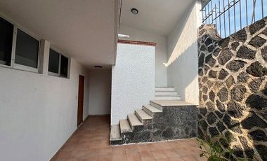 Casa en venta en Lomas de Cuernavaca de 1101 m2 con jardin, alberca, terraza, palapa y bungalows
