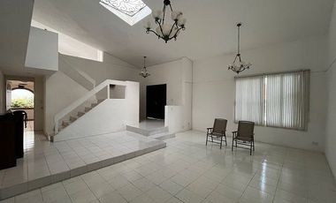 Casa en venta en Lomas de Cuernavaca de 1101 m2 con jardin, alberca, terraza, palapa y bungalows