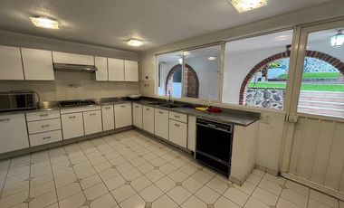Casa en venta en Lomas de Cuernavaca de 1101 m2 con jardin, alberca, terraza, palapa y bungalows