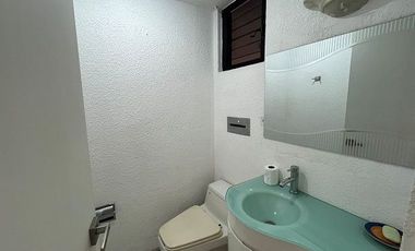 Casa en venta en Lomas de Cuernavaca de 1101 m2 con jardin, alberca, terraza, palapa y bungalows