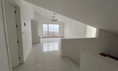 Casa en venta en Lomas de Cuernavaca de 1101 m2 con jardin, alberca, terraza, palapa y bungalows