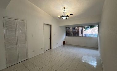 Casa en venta en Lomas de Cuernavaca de 1101 m2 con jardin, alberca, terraza, palapa y bungalows
