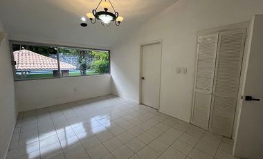 Casa en venta en Lomas de Cuernavaca de 1101 m2 con jardin, alberca, terraza, palapa y bungalows