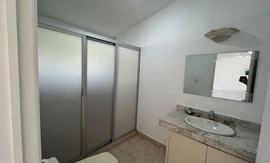 Casa en venta en Lomas de Cuernavaca de 1101 m2 con jardin, alberca, terraza, palapa y bungalows