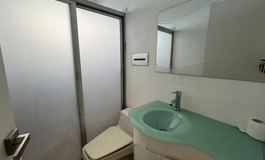 Casa en venta en Lomas de Cuernavaca de 1101 m2 con jardin, alberca, terraza, palapa y bungalows