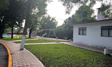 Casa en venta en Lomas de Cuernavaca de 1101 m2 con jardin, alberca, terraza, palapa y bungalows