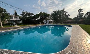 Casa en venta en Lomas de Cuernavaca de 1101 m2 con jardin, alberca, terraza, palapa y bungalows
