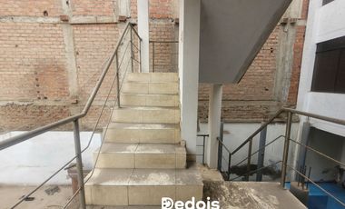 ¡VENTA EDIFICIO CON COCHERA EN PUCUSANA!