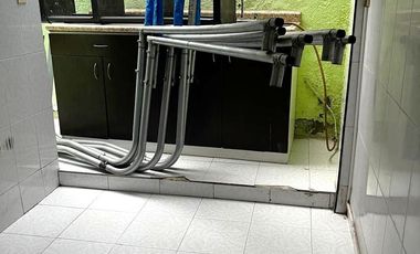 Se vende inmueble (para remodelar) casa habitación y comercial, ubicado en excelente zona comercial, Col. Santa María de las Rosas, Toluca, Estado de