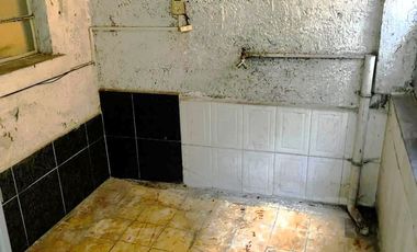 Se vende inmueble (para remodelar) casa habitación y comercial, ubicado en excelente zona comercial, Col. Santa María de las Rosas, Toluca, Estado de