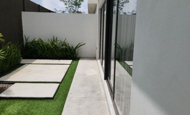 CASA DE LUJO EN FRACC. PRIVADO DE CARRETERA NACIONAL (PREVENTA)