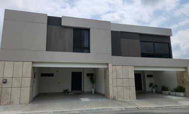 CASA DE LUJO EN FRACC. PRIVADO DE CARRETERA NACIONAL (PREVENTA)