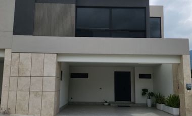 CASA DE LUJO EN FRACC. PRIVADO DE CARRETERA NACIONAL (PREVENTA)