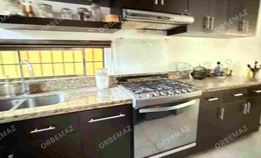 Casa con amplio terreno en Venta Fracc Puerta Magna zona Country