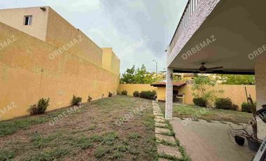 Casa con amplio terreno en Venta Fracc Puerta Magna zona Country
