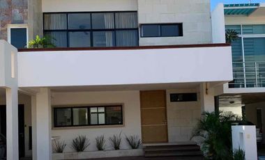 Casa Amueblada en Venta en Avenida Huayacán arbolada de 3 Recámaras