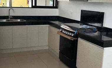 Casa Amueblada en Venta en Avenida Huayacán arbolada de 3 Recámaras