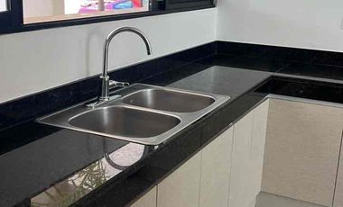 Casa Amueblada en Venta en Avenida Huayacán arbolada de 3 Recámaras