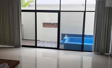 Casa Amueblada en Venta en Avenida Huayacán arbolada de 3 Recámaras