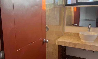 Casa Amueblada en Venta en Avenida Huayacán arbolada de 3 Recámaras