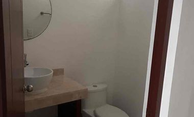 Casa Amueblada en Venta en Avenida Huayacán arbolada de 3 Recámaras