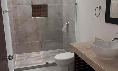 Casa Amueblada en Venta en Avenida Huayacán arbolada de 3 Recámaras