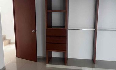 Casa Amueblada en Venta en Avenida Huayacán arbolada de 3 Recámaras