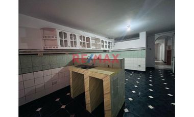 Se Alquila Casa Productiva De 5 Pisos-Urb.Monserrate Cerca A Isabel De Bobadilla Y Pocas Cuadras De Husares De Junin-480M2