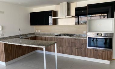 DEPARTAMENTO EN RENTA EN LOMAS DE ANGELÓPOLIS, PARQUE TOSCANA, PRIMER PISO, 3 RECÁMARAS, 2 AUTOS