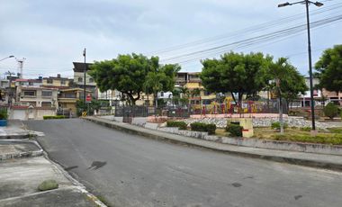 Alquiler de Habitación de un solo ambiente, Planta baja, ingreso independiente - Sauces 9, frente a parque lineal Sauces 9.