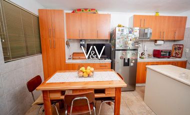 SE VENDE HERMOSA CASA EN PSJE CHAUCA.