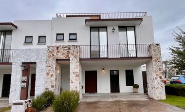 CASA AMUEBLADA EN RENTA, TORRE DE PIEDRA JURIQUILLA, Qro.