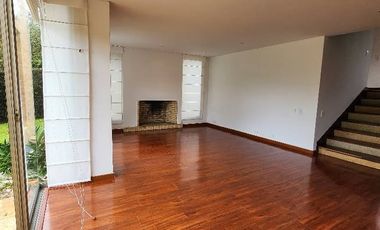 ¡Se Arrienda Hermosa Casa en ENCENILLOS DE SINDAMANOY! Si buscas el lugar perfecto para vivir en la Sabana de Bogotá, esta casa es para ti. Ubicada en