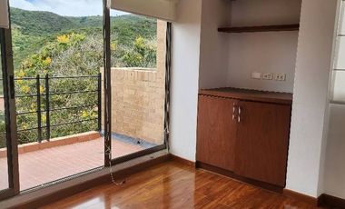 ¡Se Arrienda Hermosa Casa en ENCENILLOS DE SINDAMANOY! Si buscas el lugar perfecto para vivir en la Sabana de Bogotá, esta casa es para ti. Ubicada en