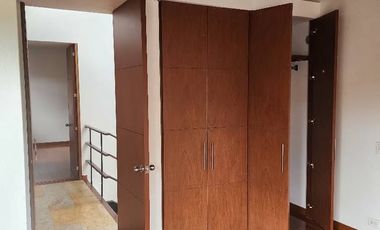 ¡Se Arrienda Hermosa Casa en ENCENILLOS DE SINDAMANOY! Si buscas el lugar perfecto para vivir en la Sabana de Bogotá, esta casa es para ti. Ubicada en