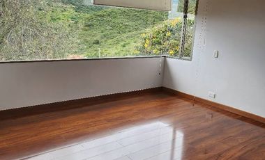 ¡Se Arrienda Hermosa Casa en ENCENILLOS DE SINDAMANOY! Si buscas el lugar perfecto para vivir en la Sabana de Bogotá, esta casa es para ti. Ubicada en
