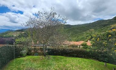 ¡Se Arrienda Hermosa Casa en ENCENILLOS DE SINDAMANOY! Si buscas el lugar perfecto para vivir en la Sabana de Bogotá, esta casa es para ti. Ubicada en