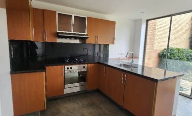 ¡Se Arrienda Hermosa Casa en ENCENILLOS DE SINDAMANOY! Si buscas el lugar perfecto para vivir en la Sabana de Bogotá, esta casa es para ti. Ubicada en