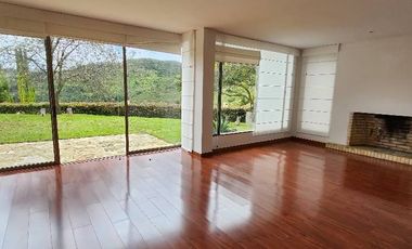 ¡Se Arrienda Hermosa Casa en ENCENILLOS DE SINDAMANOY! Si buscas el lugar perfecto para vivir en la Sabana de Bogotá, esta casa es para ti. Ubicada en