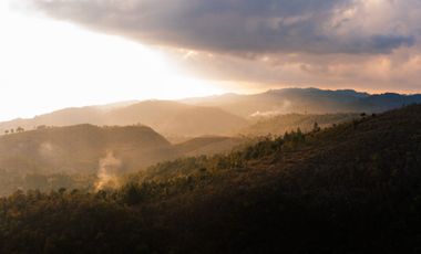 588 MT2 DE TIERRA CON MILES DE KM2 DE VISTA A PAISAJES INCREIBLES DE UN MAR DE NUBES Y VALLES.