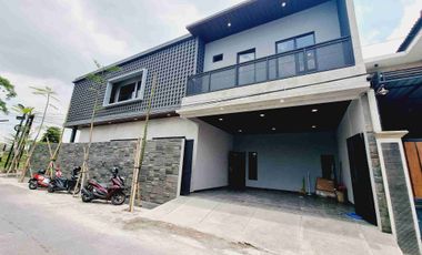 Rumah Baru 2 Lt Industrial Ada Private Pool Solo Kota