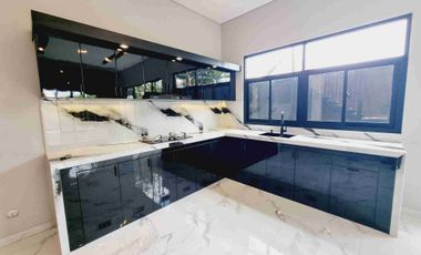 Rumah Baru 2 Lt Industrial Ada Private Pool Solo Kota