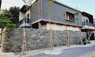 Rumah Baru 2 Lt Industrial Ada Private Pool Solo Kota