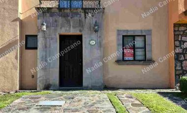 Casa con muebles en el fraccionamiento Zirandaro