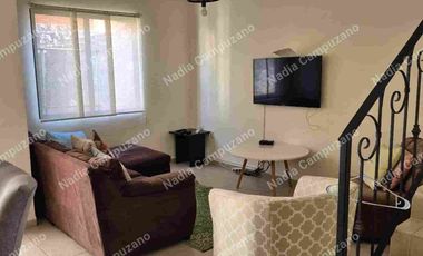 Casa con muebles en el fraccionamiento Zirandaro