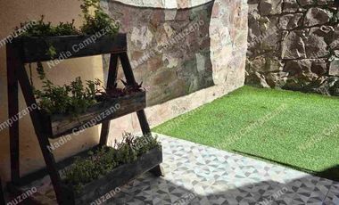 Casa con muebles en el fraccionamiento Zirandaro