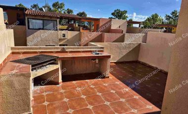 Casa con muebles en el fraccionamiento Zirandaro