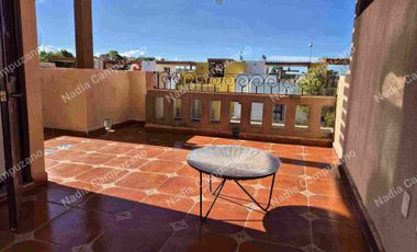 Casa con muebles en el fraccionamiento Zirandaro